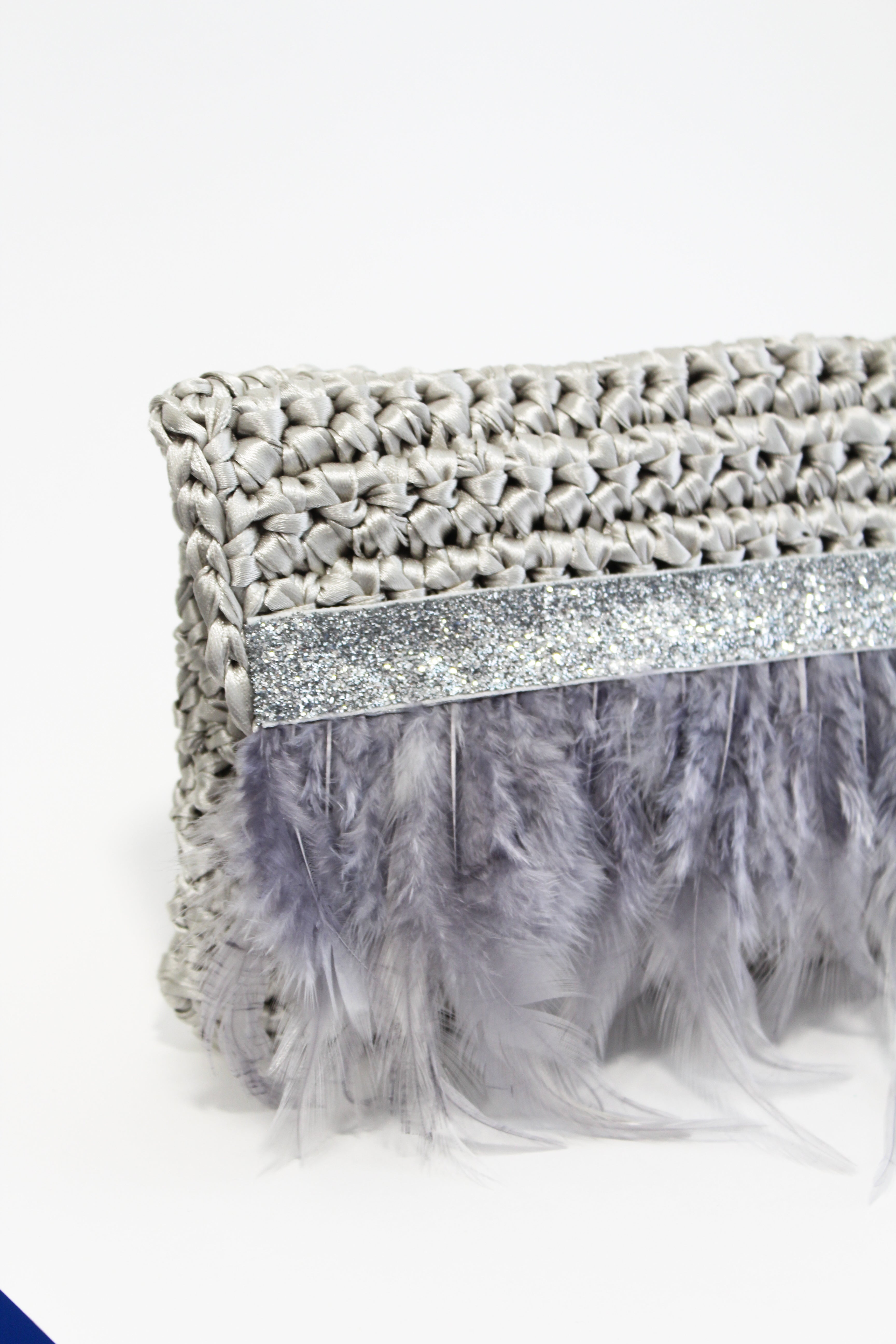 BOLSO DE MANO CON PLUMAS